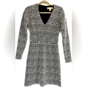 Michael Kors black and white houndstooth v neck dress long sleeves